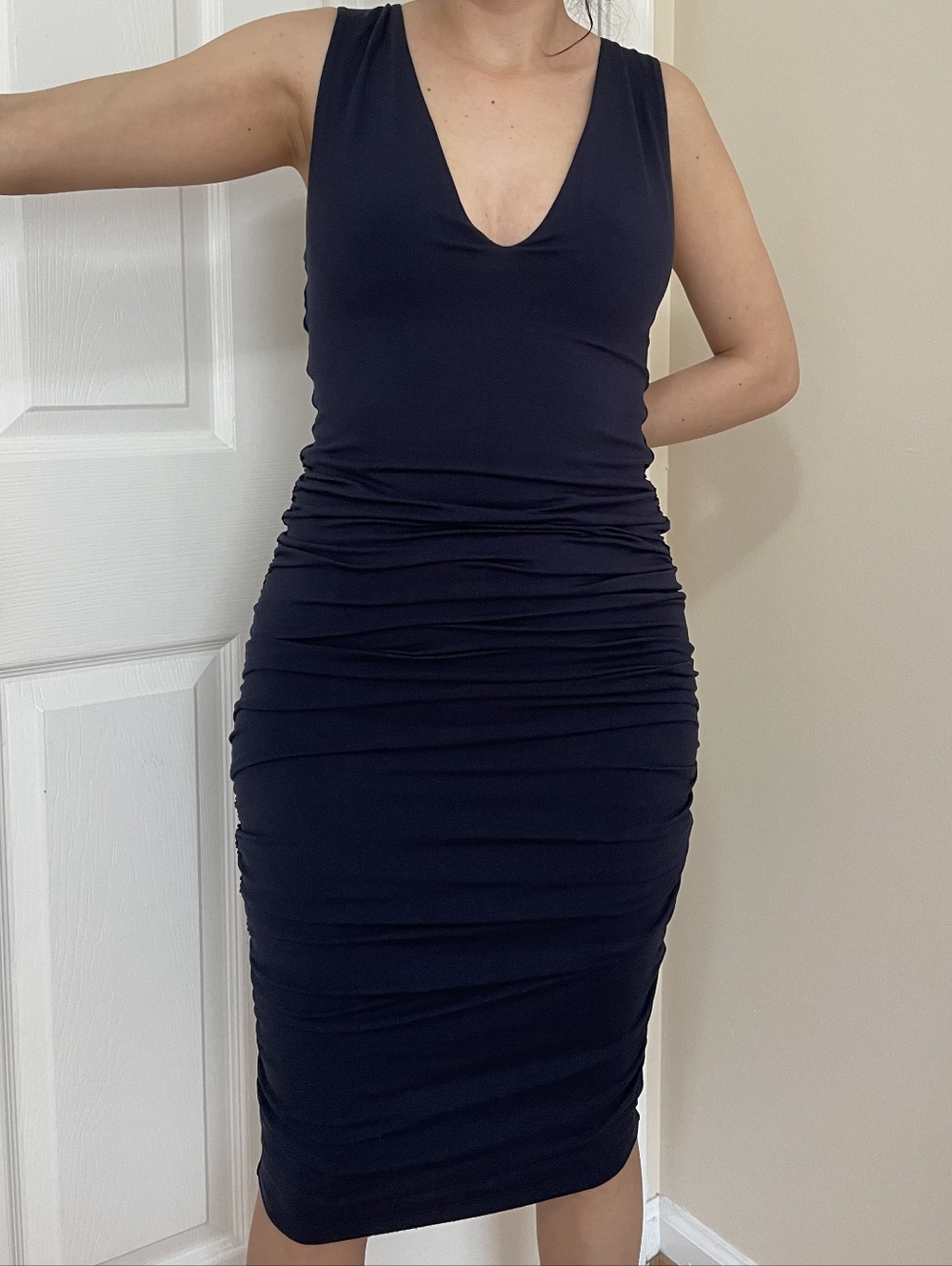 Alice + Olivia Sleeveless Navy V-Neck Ruched Midi Dress Size 4